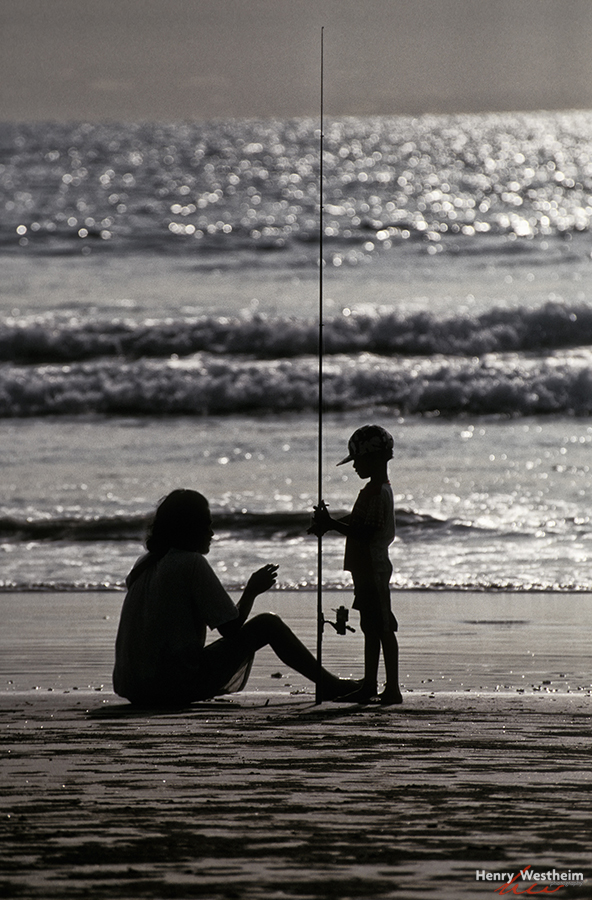 Photo Father teaching his son to fish / Henry Westheim / iam.photo